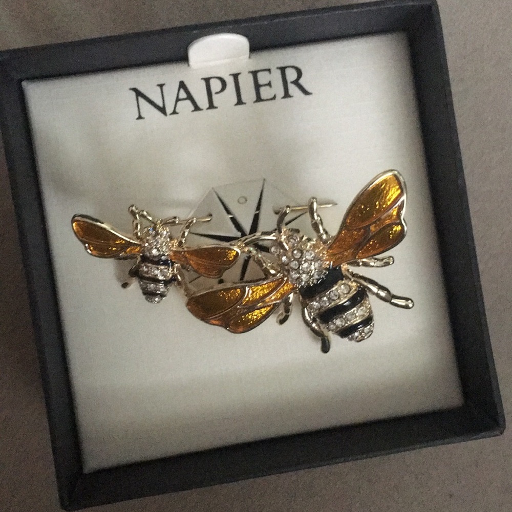 Bee pin